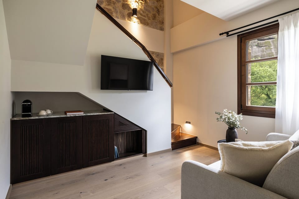 Premium Double Room, Mountain View | Desk, soundproofing, free WiFi