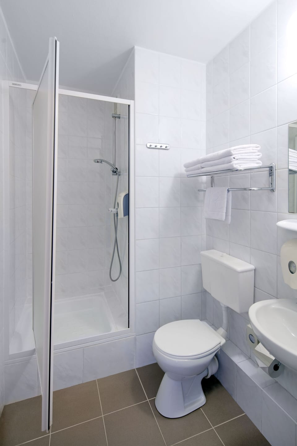 Shower, free toiletries, towels