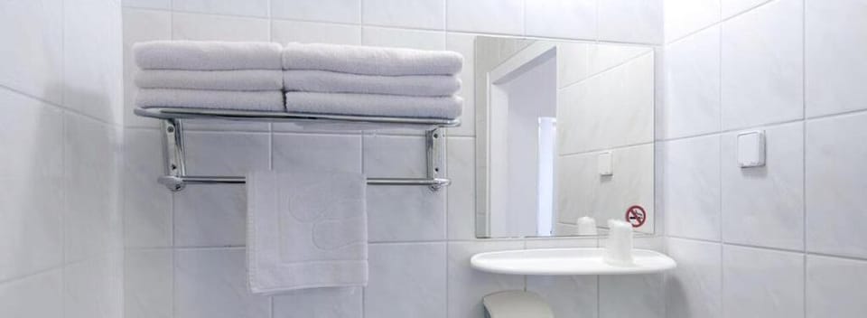 Shower, free toiletries, towels