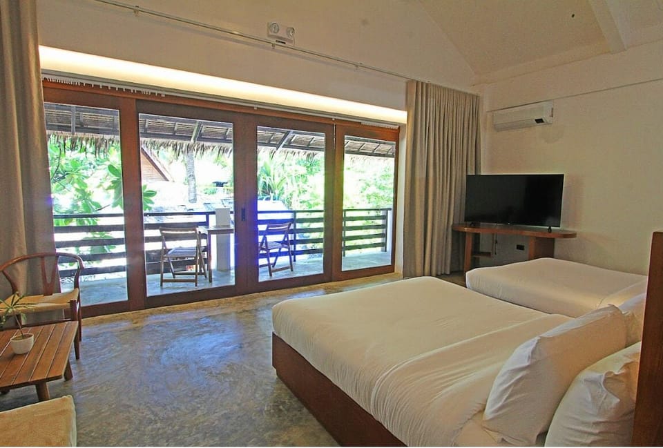 Quadruple Room | Desk, laptop workspace, free WiFi, bed sheets