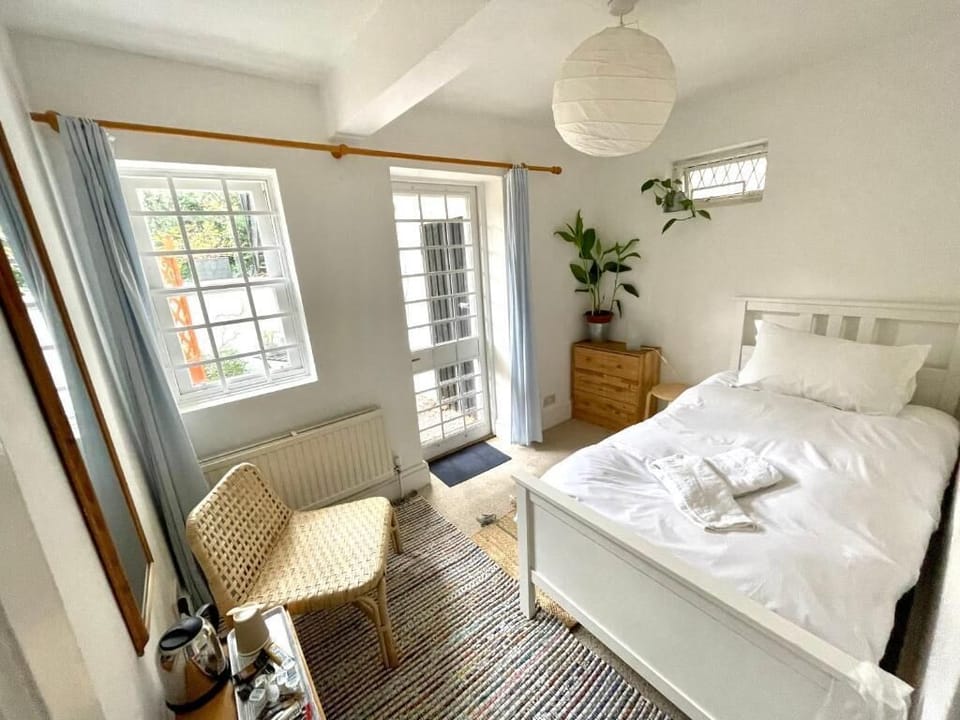 Classic Single Room, Patio, Garden View | Iron/ironing board, free WiFi