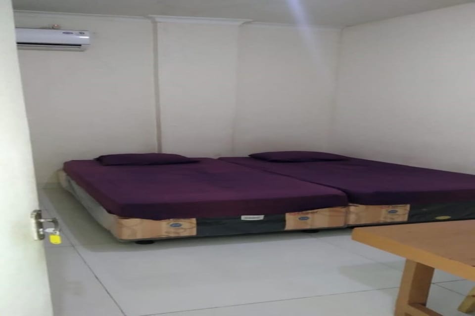 Basic Double Room | Laptop workspace, free WiFi, bed sheets