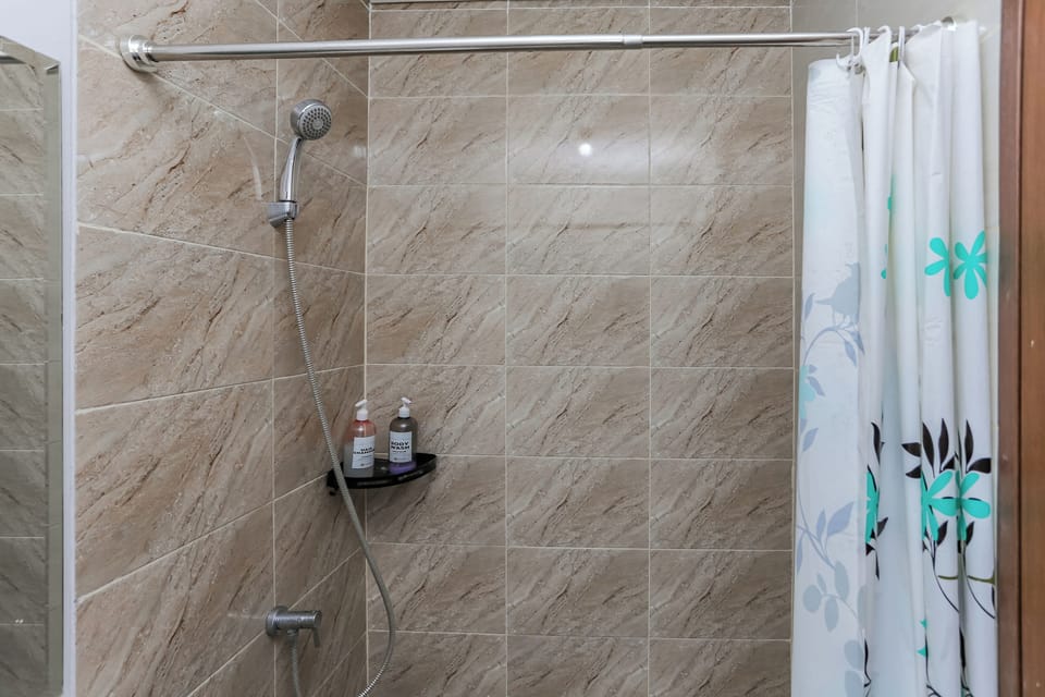 Deluxe Double Room | Bathroom | Shower, towels