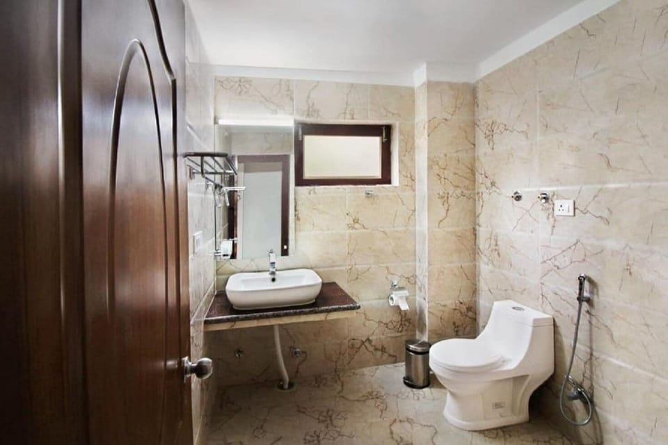 Deluxe Double Room, Mountain View | Bathroom | Slippers
