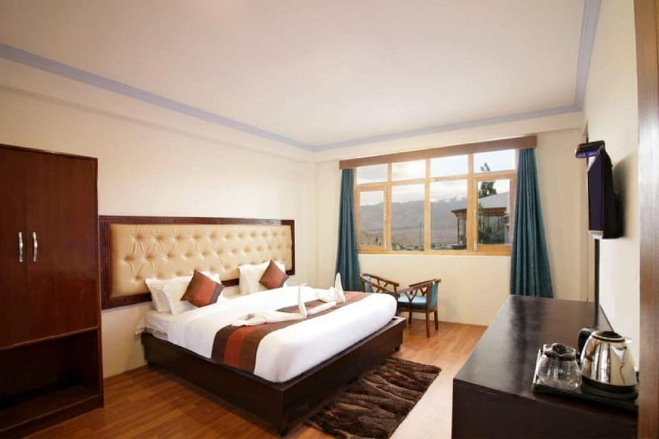 Deluxe Double Room, Mountain View | Hypo-allergenic bedding available, soundproofing, bed sheets