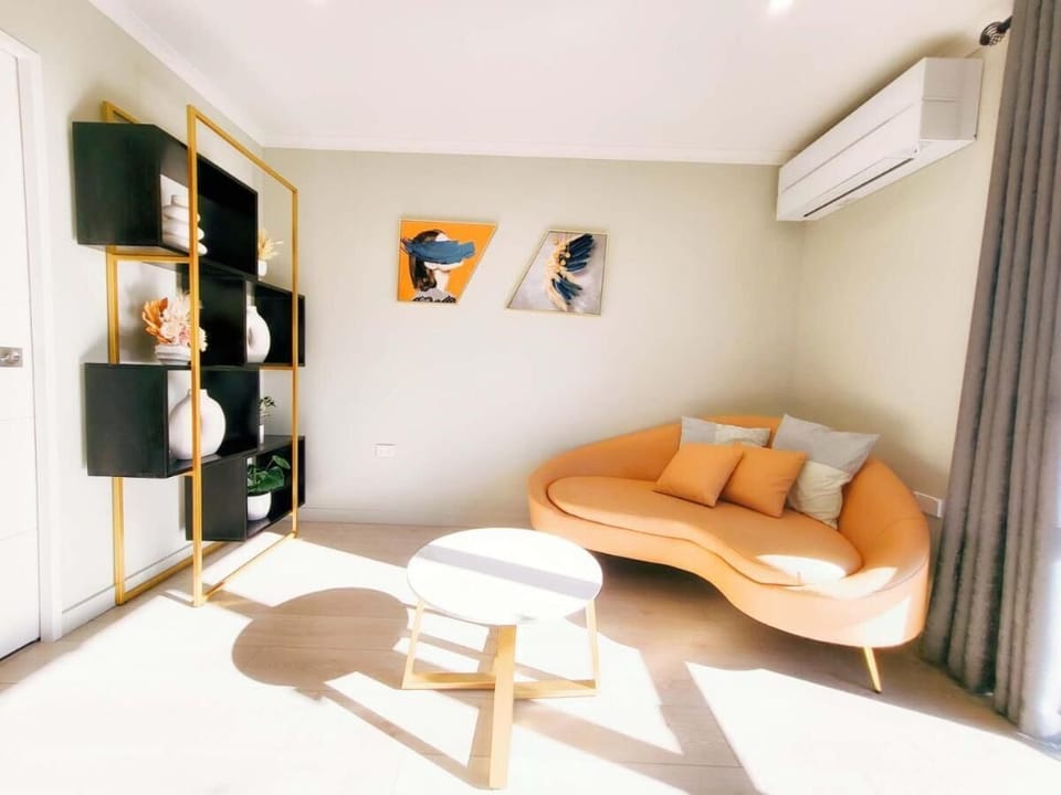 Superior Apartment, Garden View | Living area