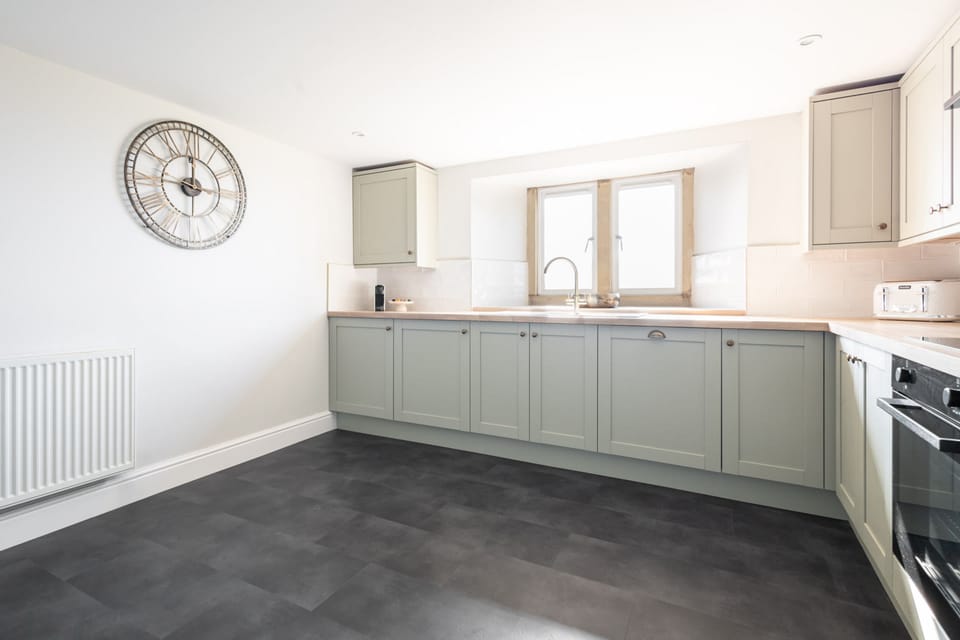 House | 2 bedrooms, desk