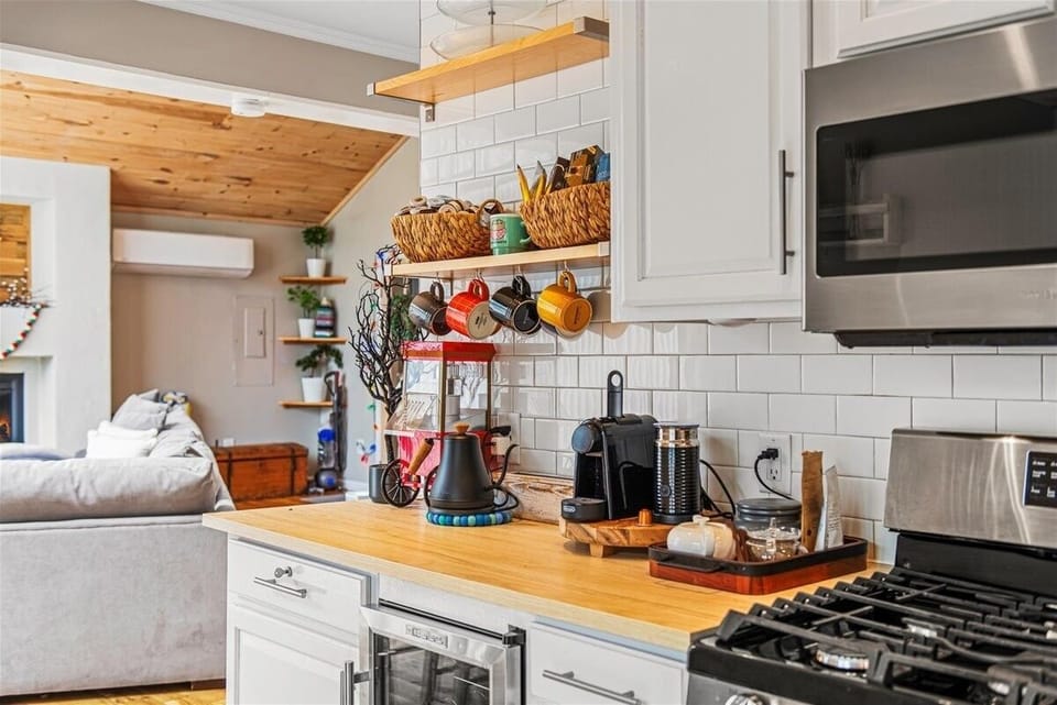Cottage, 2 Bedrooms | Private kitchen | Coffee/tea maker, fridge, oven, electric kettle