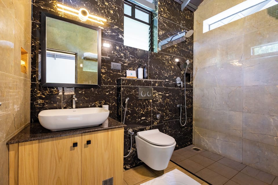 Premium Room | Bathroom | Shower, free toiletries, bathrobes, bidet