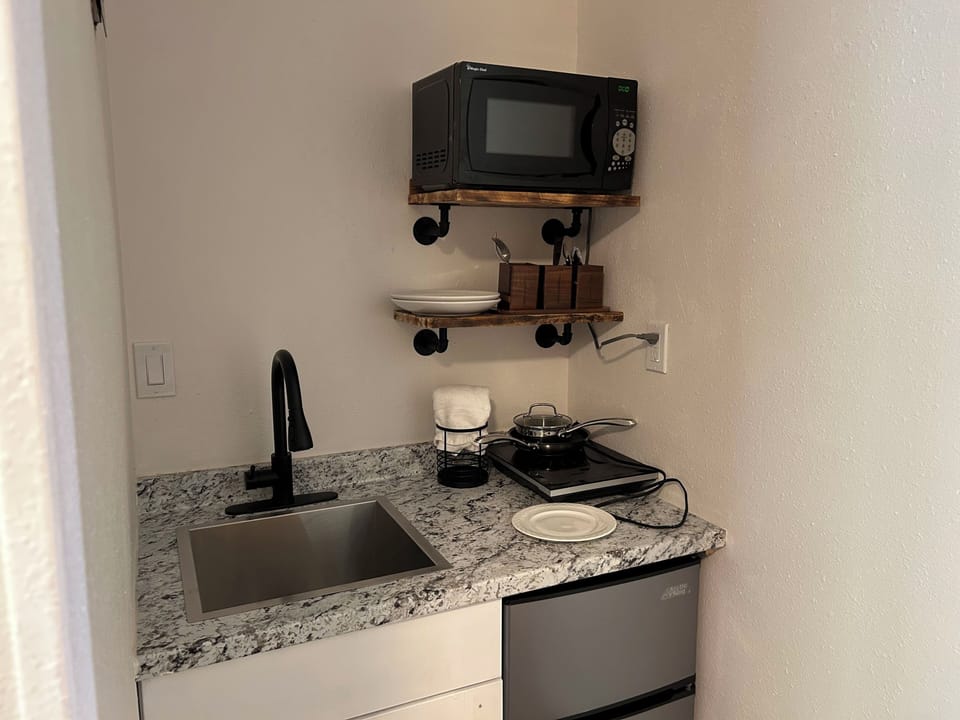 Deluxe Studio Suite | Private kitchenette | Fridge