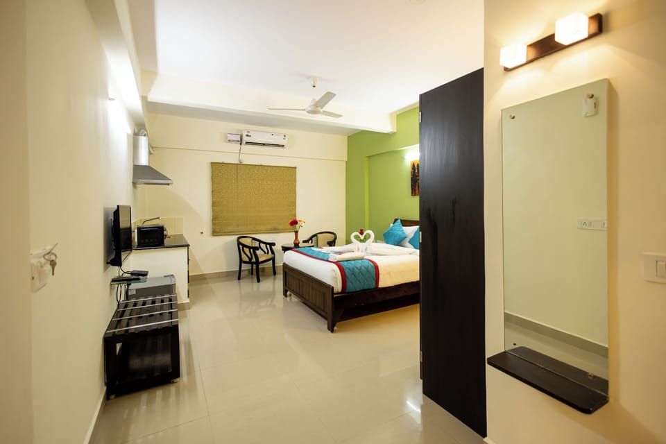 Deluxe Studio | Desk, laptop workspace, bed sheets, wheelchair access