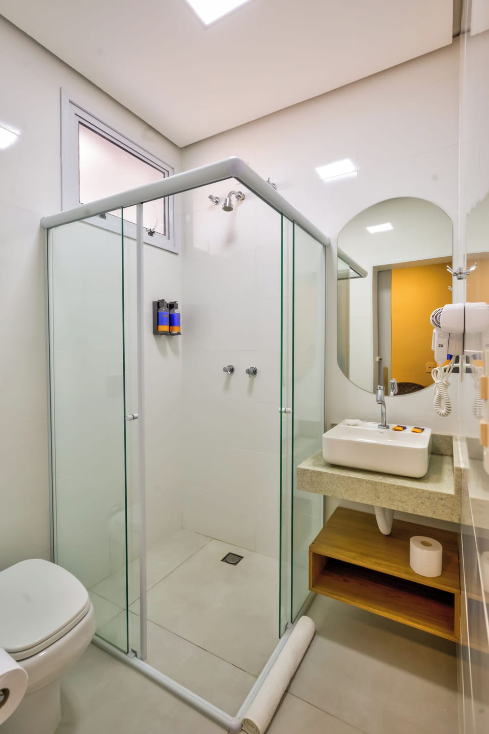 Shower, rainfall showerhead, free toiletries, hair dryer