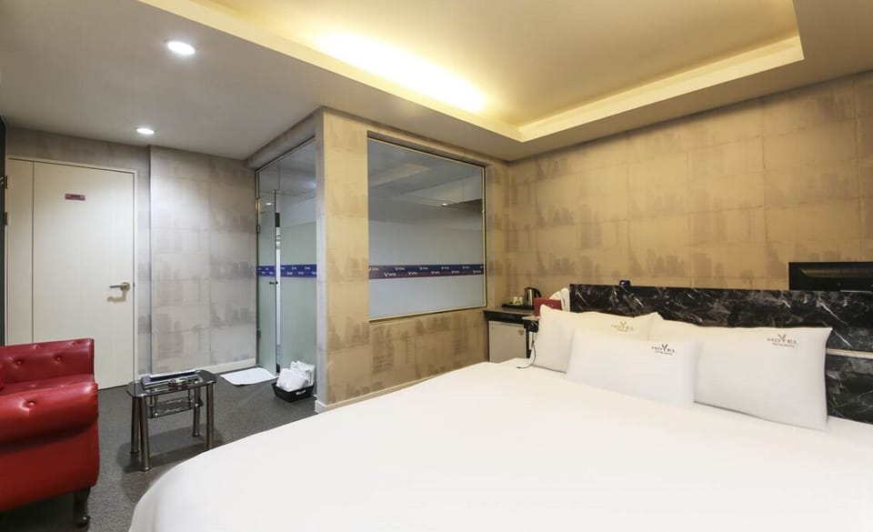 Double Room, 1 Queen Bed, Non Smoking | Free WiFi