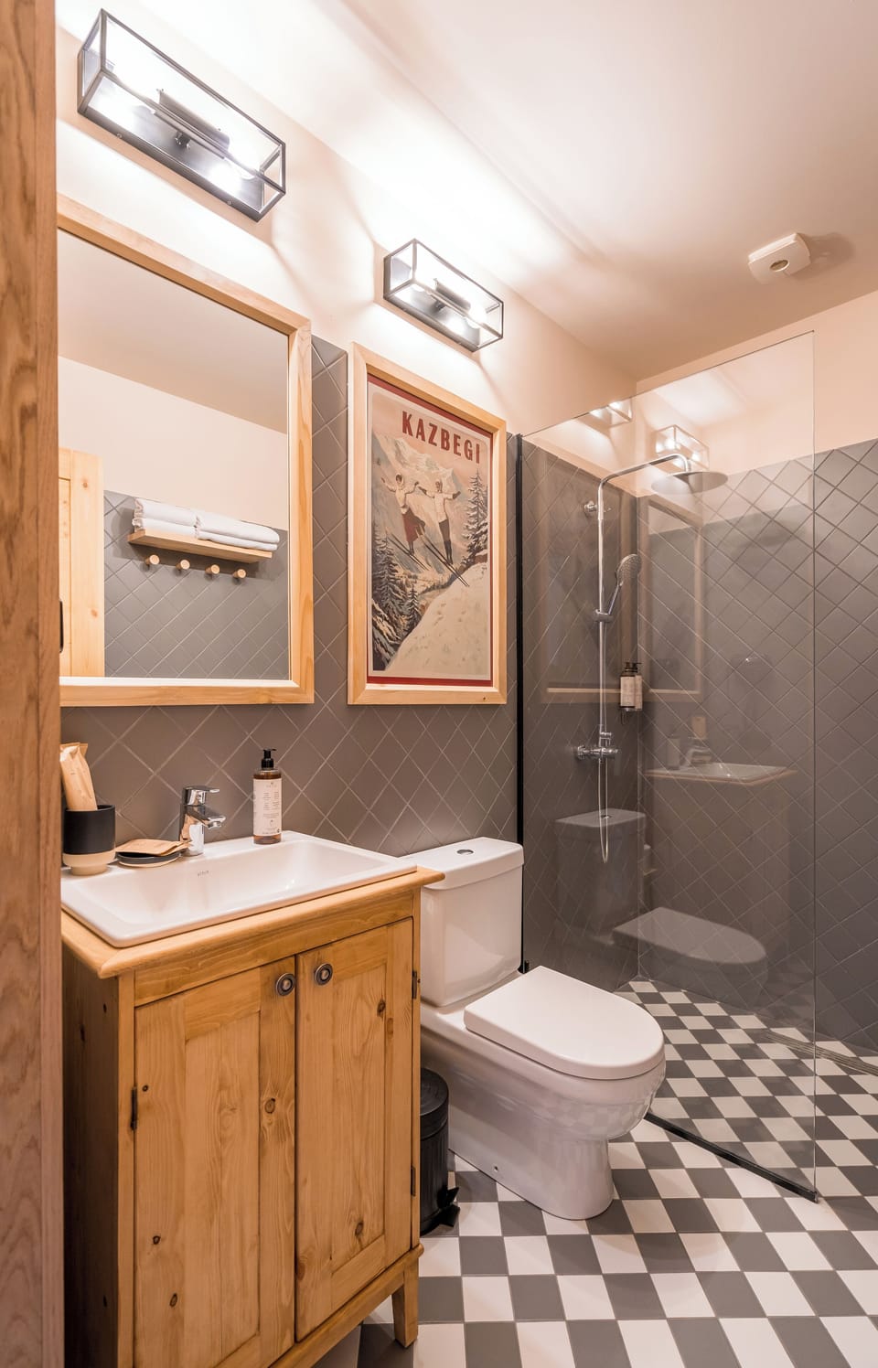 Deluxe Suite | Bathroom | Shower, hair dryer, slippers, towels