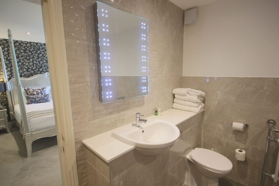 Junior Suite, Hill View | Bathroom | Free toiletries, hair dryer, towels, soap