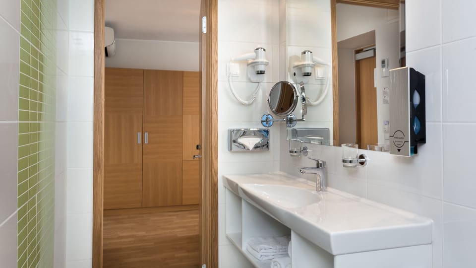 Shower, rainfall showerhead, free toiletries, hair dryer