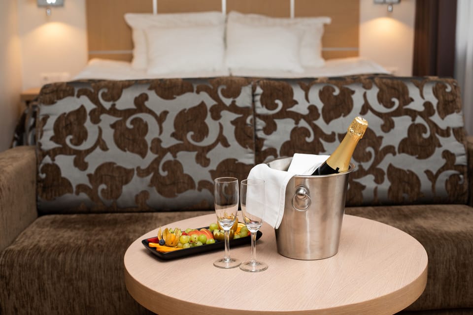 Deluxe Double Room, Balcony, Park View | In-room dining
