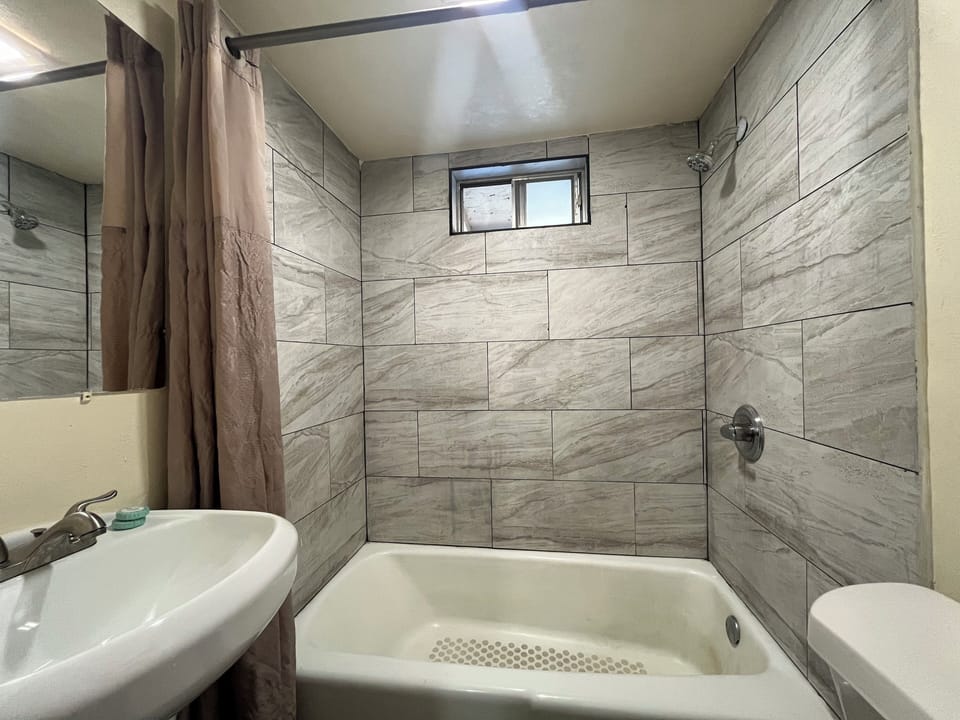 Standard Single Room | Bathroom | Towels, soap, shampoo, toilet paper