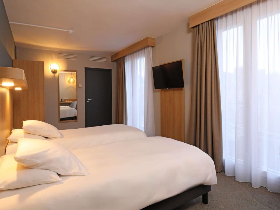 Classic Twin Room, 2 Twin Beds | In-room safe, desk, soundproofing, iron/ironing board