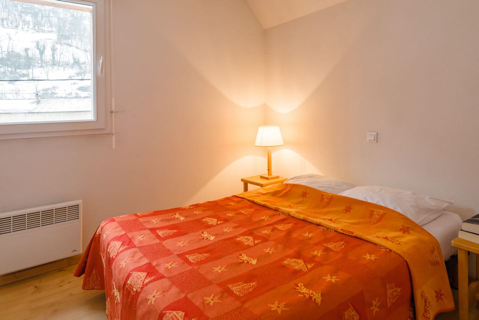 Iron/ironing board, cribs/infant beds