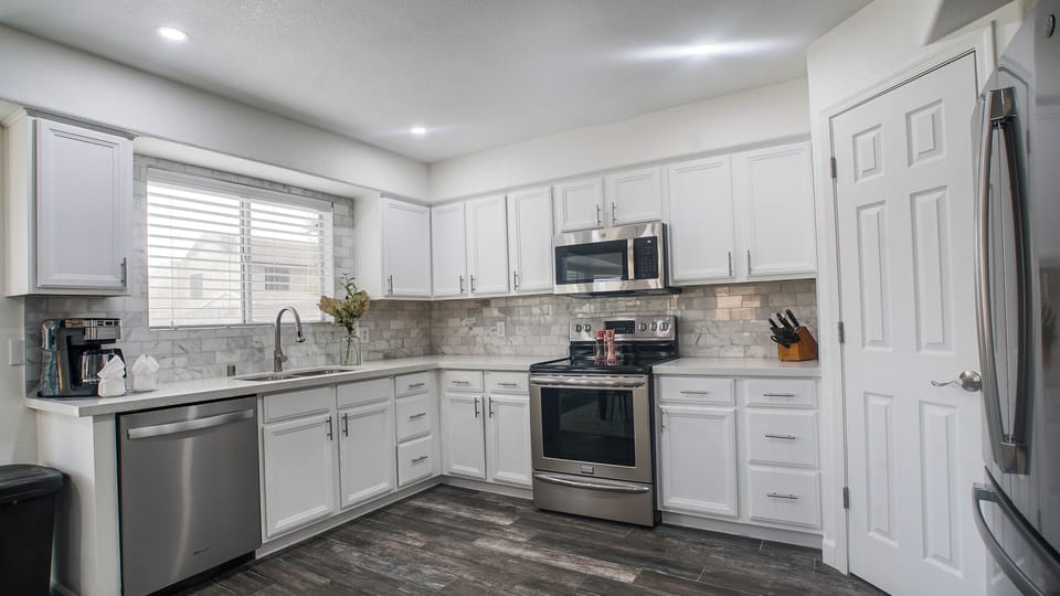 House, Multiple Beds, Pool Access, City View (Windsor Phoenix) | Private kitchen | Coffee/tea maker