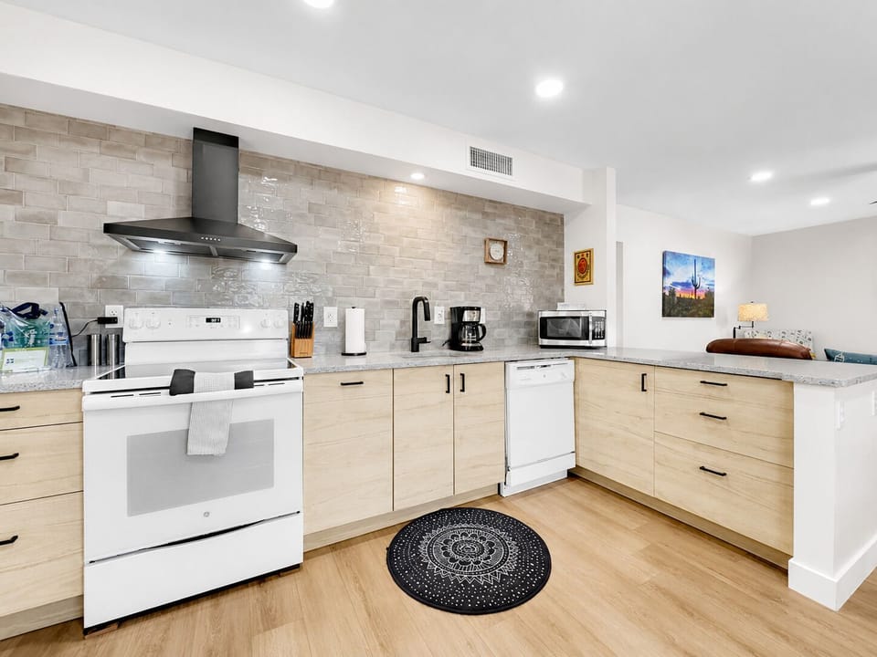 House, 1 Queen Bed, Patio, City View (Washington Chandler) | Private kitchen | Coffee/tea maker