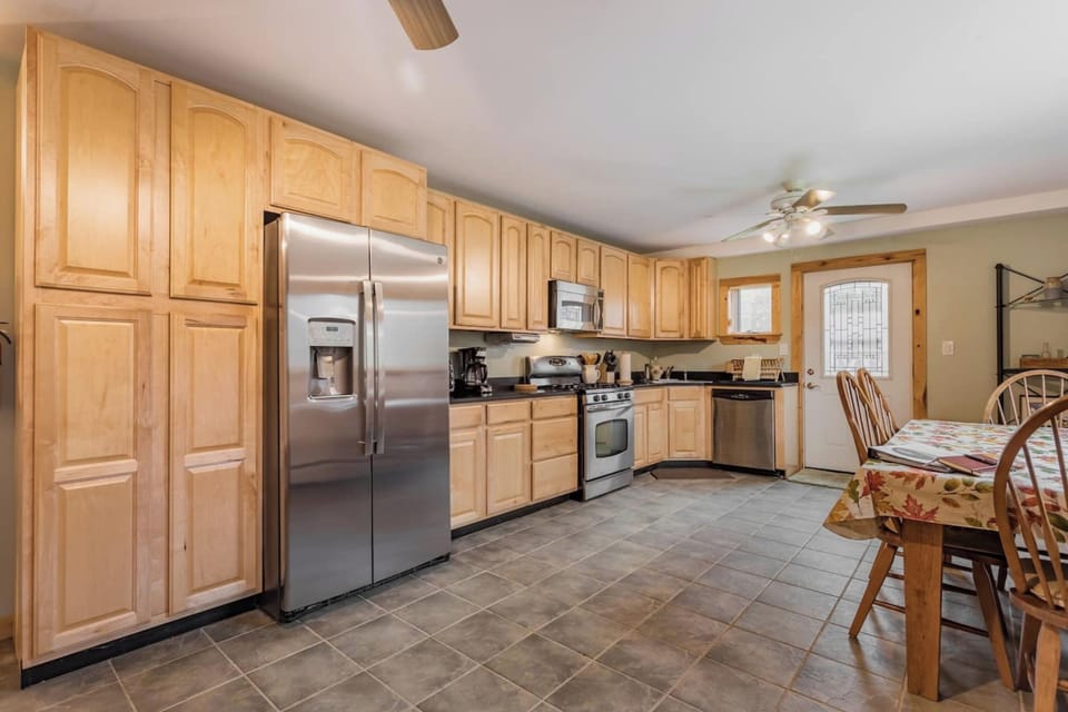 Signature House, Patio, Mountain View | Private kitchen | Fridge, microwave, oven, stovetop
