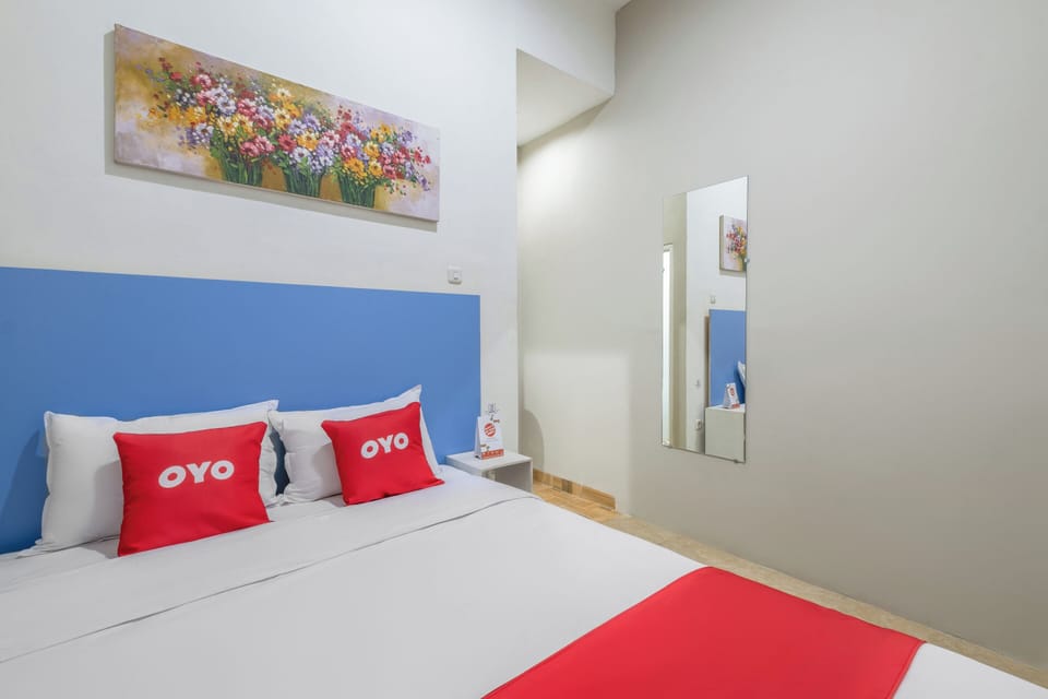 Laptop workspace, free WiFi, bed sheets