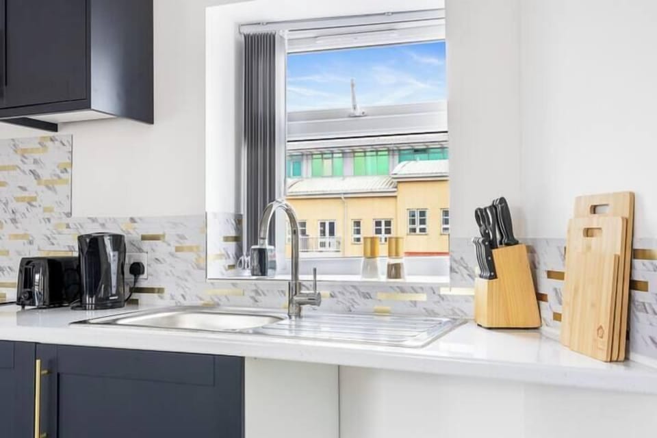Superior Apartment | 1 bedroom, iron/ironing board, free WiFi