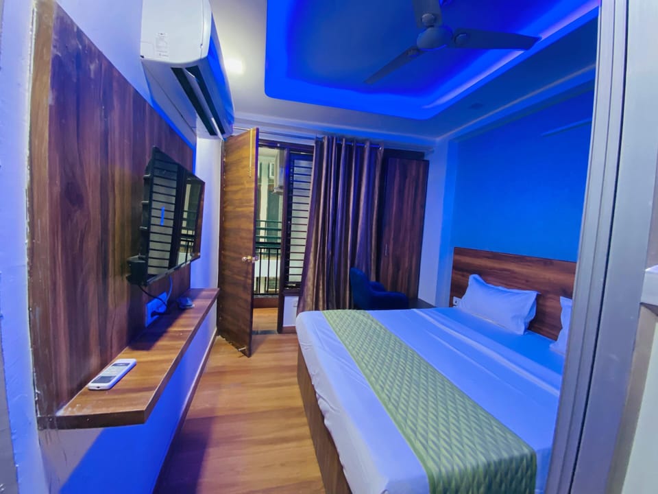 Luxury Room | Desk, rollaway beds, free WiFi, bed sheets