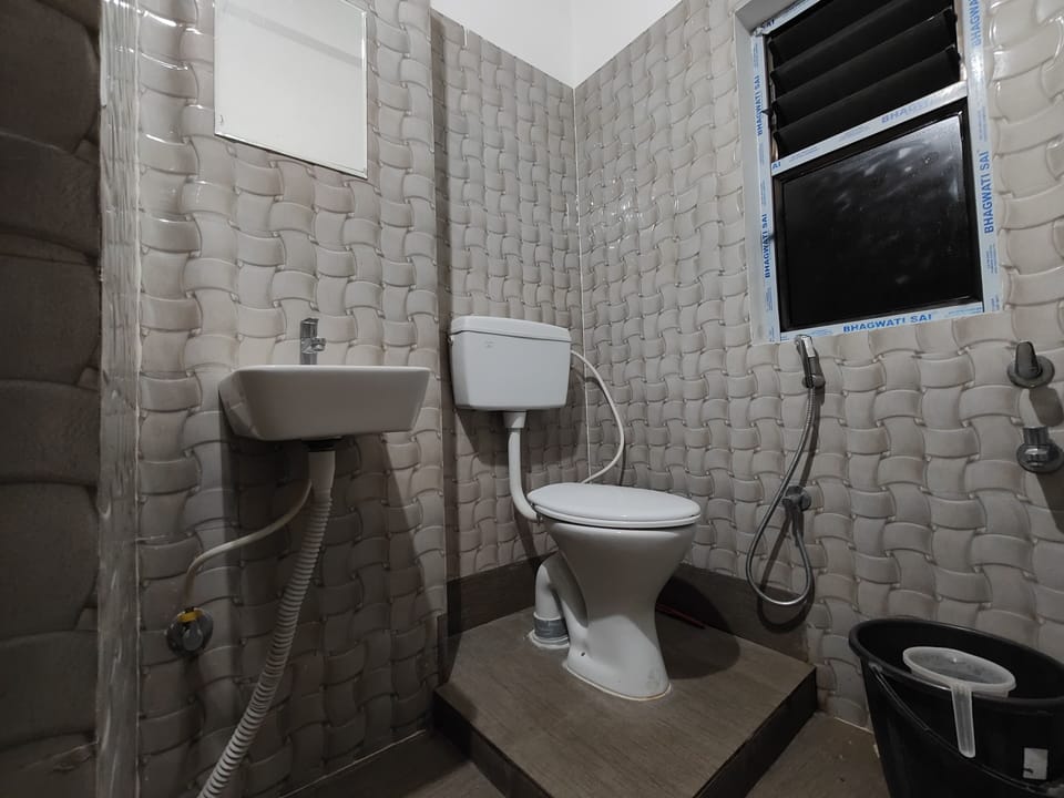 Basic Single Room, Multiple Bedrooms, Smoking | Laptop workspace, bed sheets