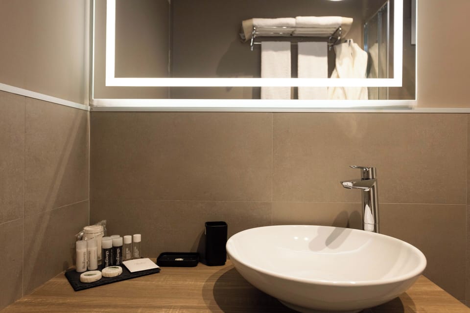 Shower, hair dryer, slippers, bidet