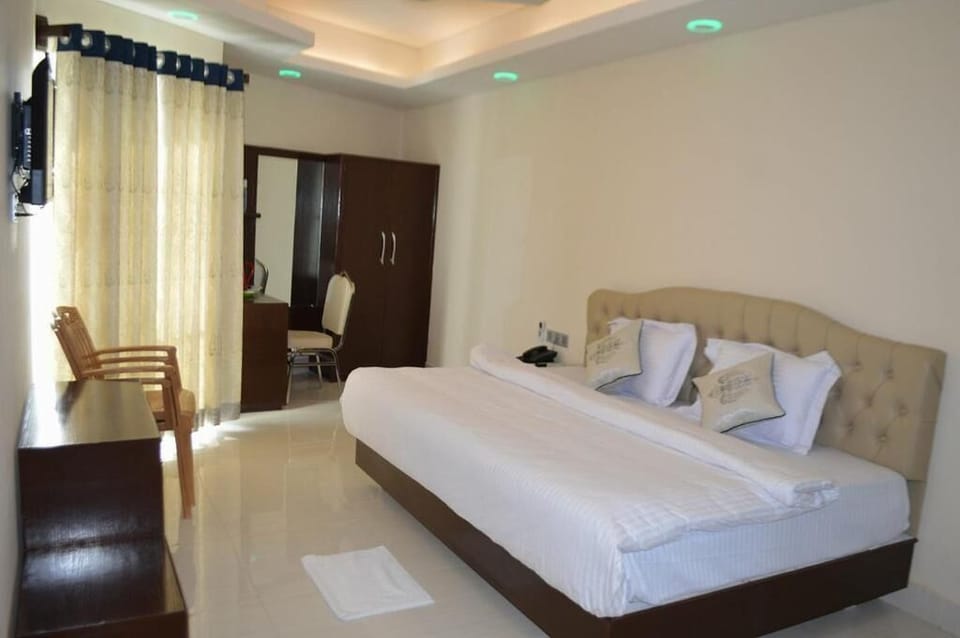 Deluxe Triple Room, Balcony, Sea View | Desk, free WiFi