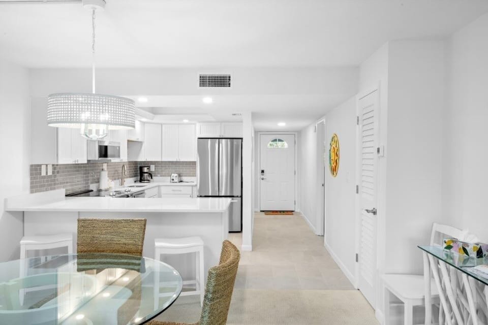 Condo, 2 Bedrooms | Dining