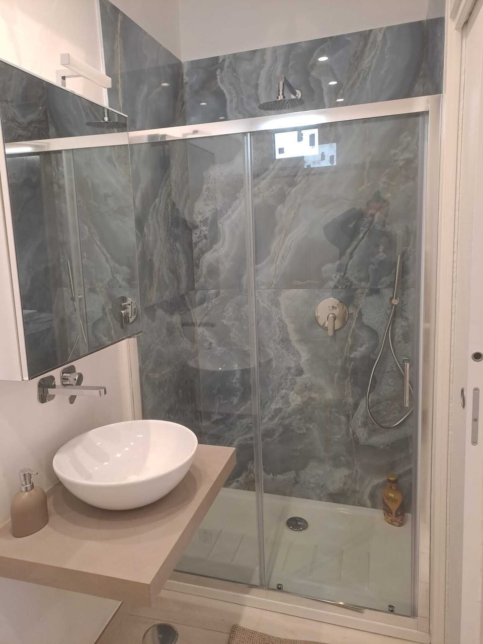 Luxury Double Room | Bathroom | Hair dryer, towels, soap, toilet paper