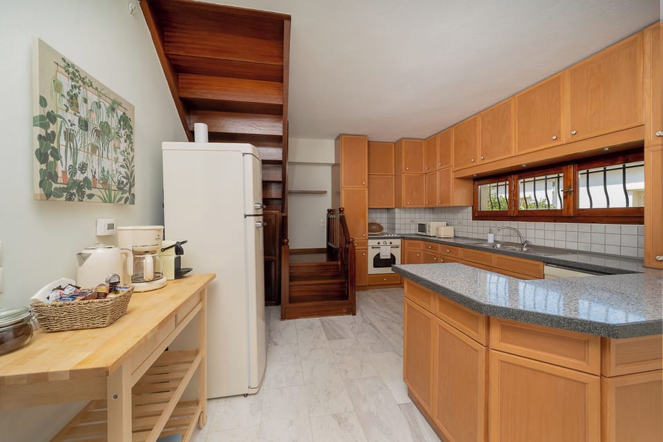 Deluxe Suite | Private kitchen | Espresso maker, coffee/tea maker, electric kettle, dining tables