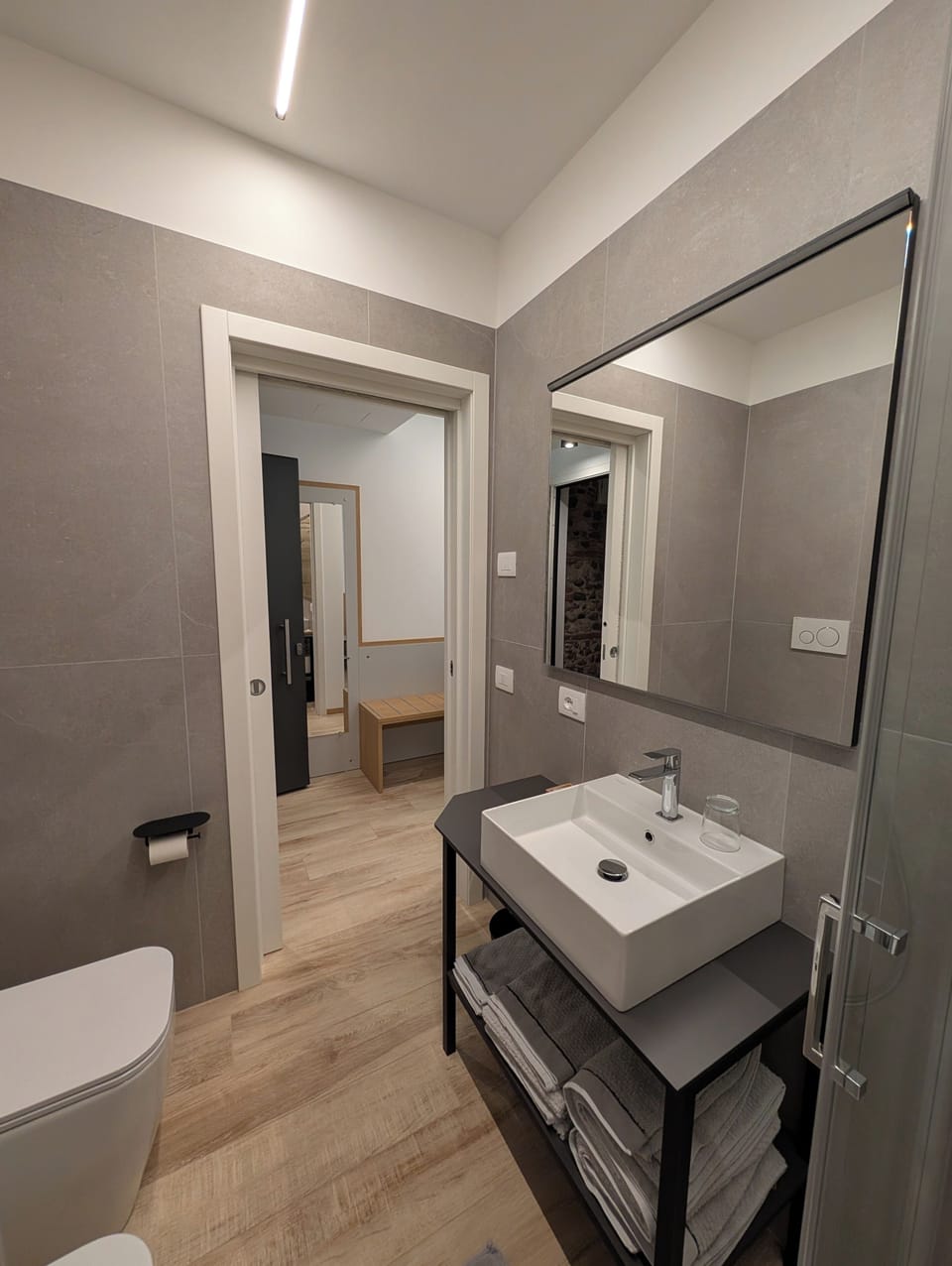 Comfort Double or Twin Room, Non Smoking | Bathroom | Shower, free toiletries, bidet, towels