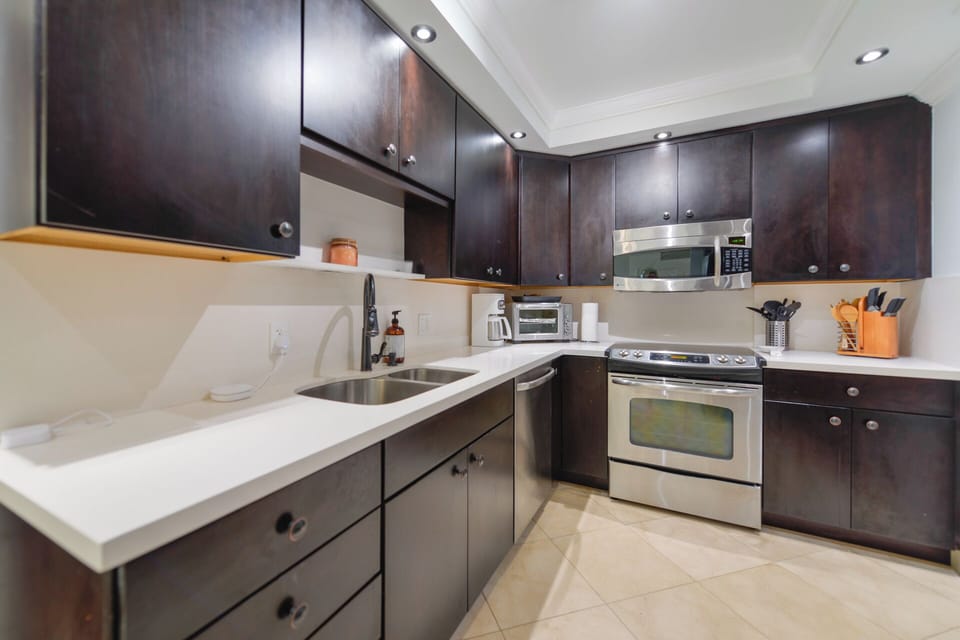 Apartment, Balcony, City View | Private kitchen | Coffee/tea maker, dining table