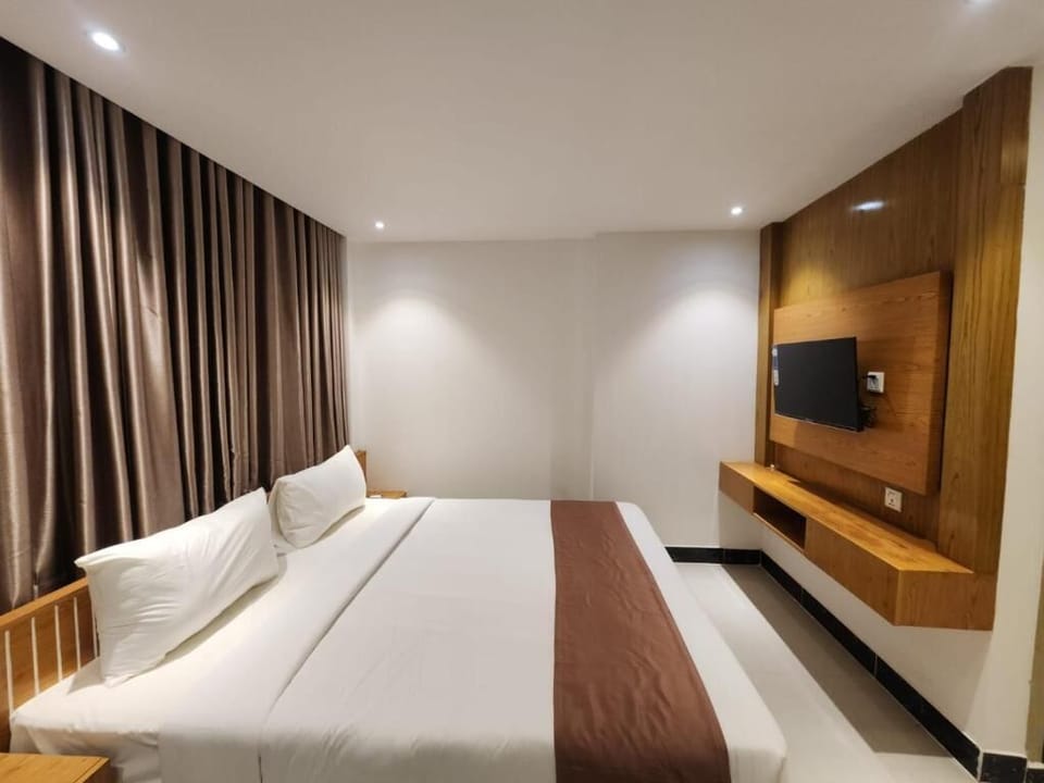 Deluxe Couple Room, Side Sea View | Desk, free WiFi