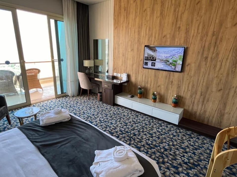 Minibar, free WiFi, bed sheets