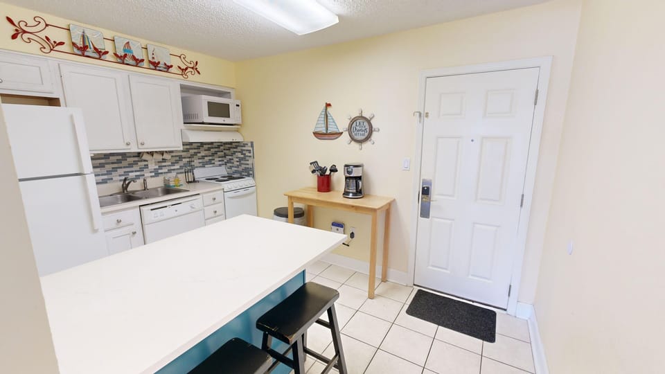 Studio | Private kitchen | Fridge, oven, coffee/tea maker, toaster