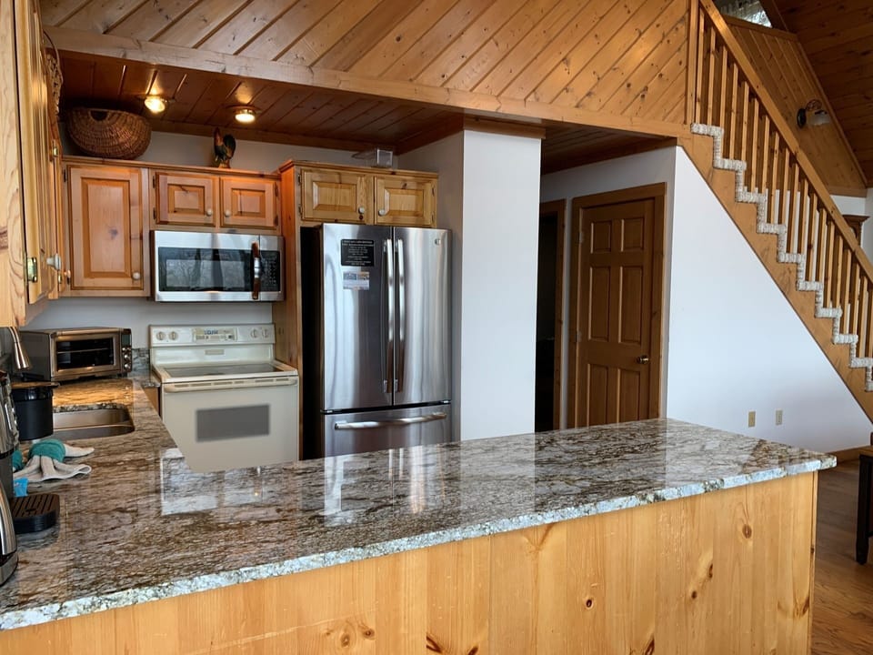 Cabin, 3 Bedrooms | Private kitchen | Fridge, oven, coffee/tea maker, toaster