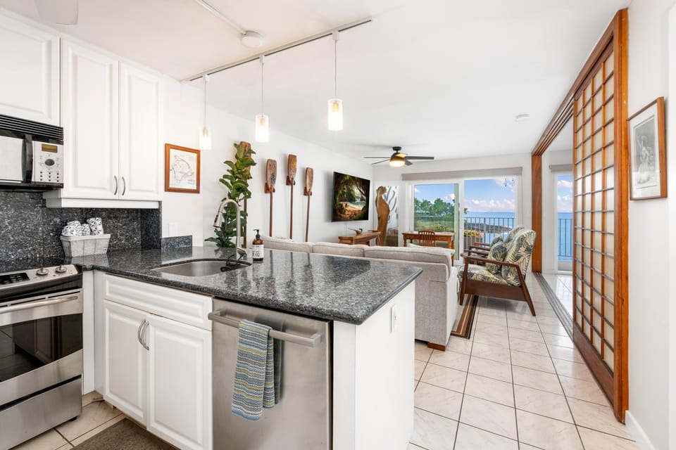 Condo, 2 Bedrooms | Private kitchen | Fridge, oven, stovetop, coffee/tea maker