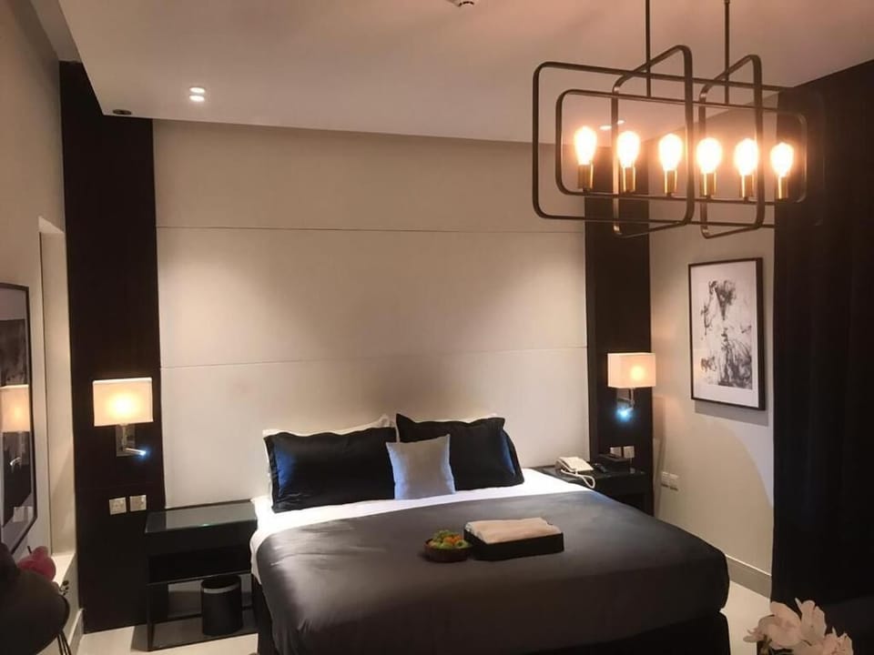 Presidential Room, 1 King Bed, Non Smoking | Desk, free WiFi