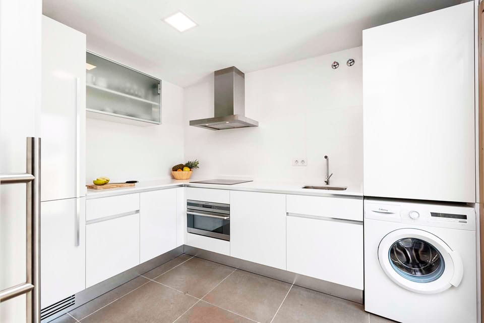Full-size fridge, microwave, oven, stovetop