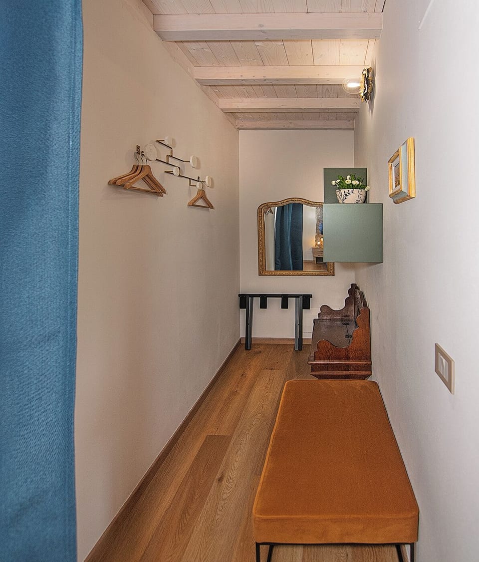Deluxe Double or Twin Room, Mountain View | Wardrobe