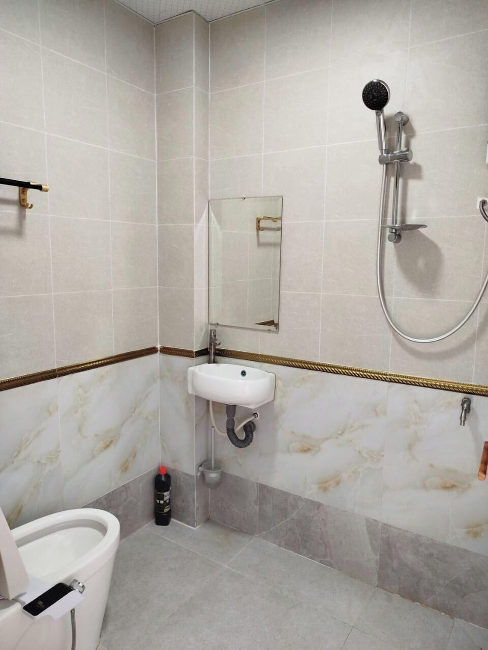 Classic Double Room | Bathroom | Shower, free toiletries, hair dryer, towels