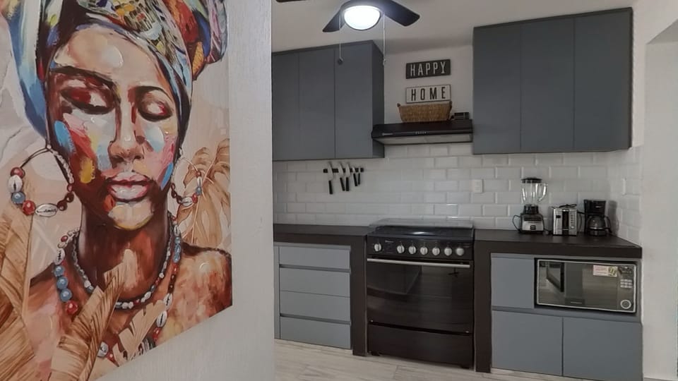 Comfort House, 3 Bedrooms, Kitchen, Courtyard View | Private kitchen | Full-size fridge, microwave, oven, stovetop