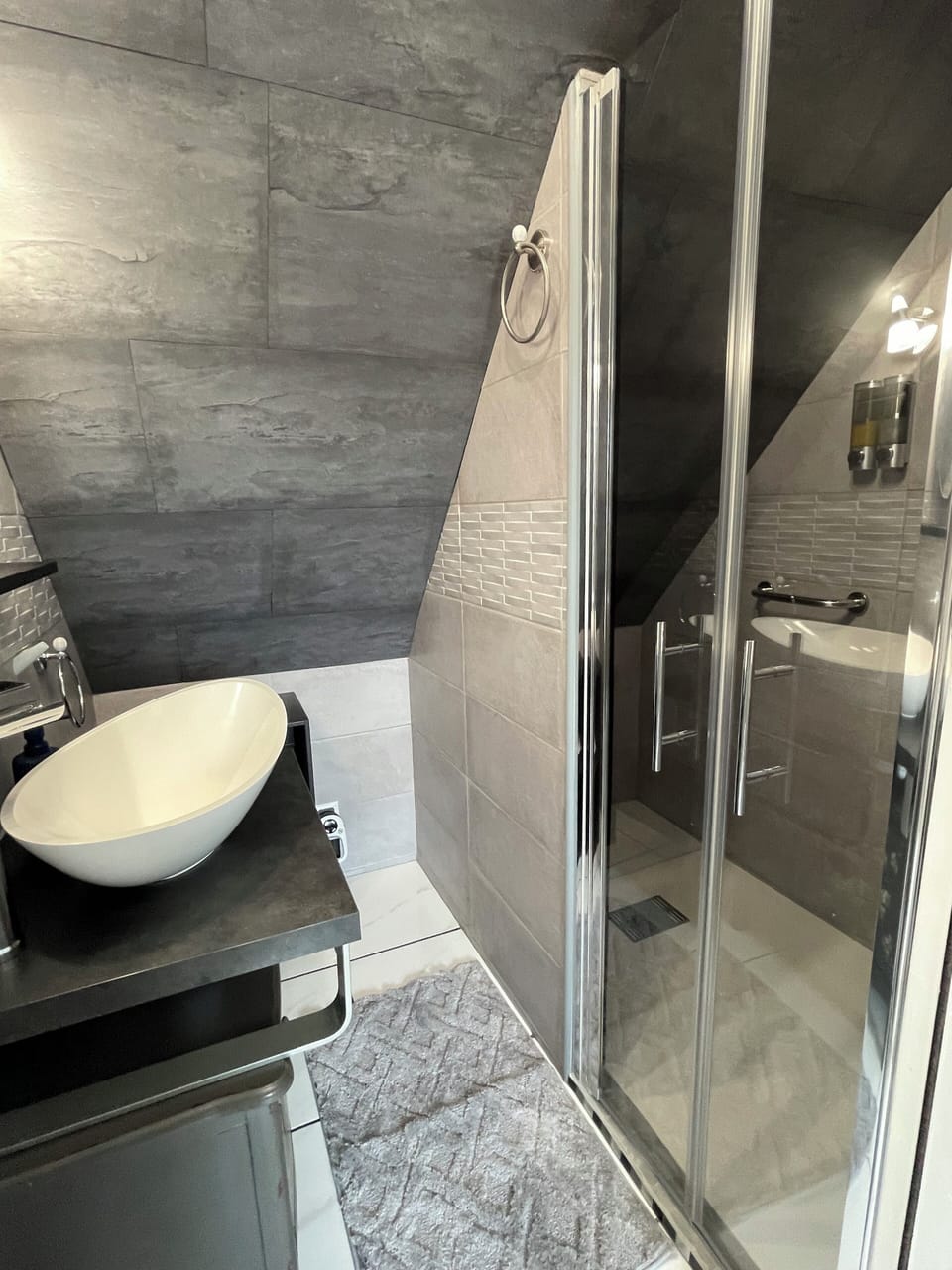"ZEN" Double Comfort | Bathroom | Shower, hair dryer, towels, soap