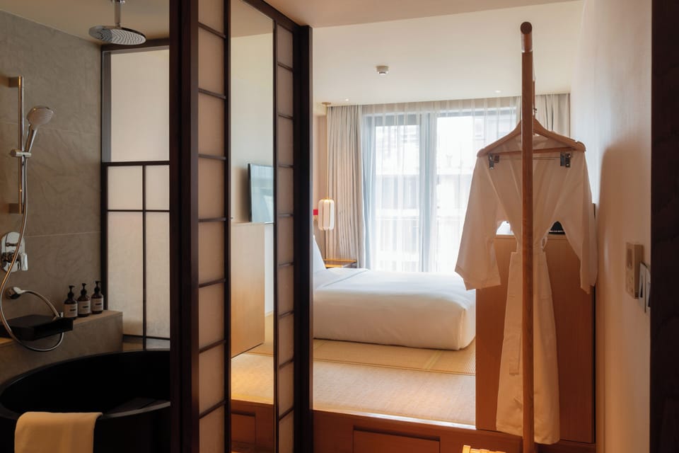 Nihoma Room | Minibar, in-room safe, desk, blackout drapes